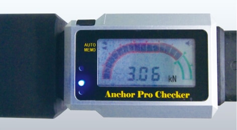 アンカー引張強度試験機　アンカープロチェッカー(APC)　裏側ルタイムデジタル画面表示